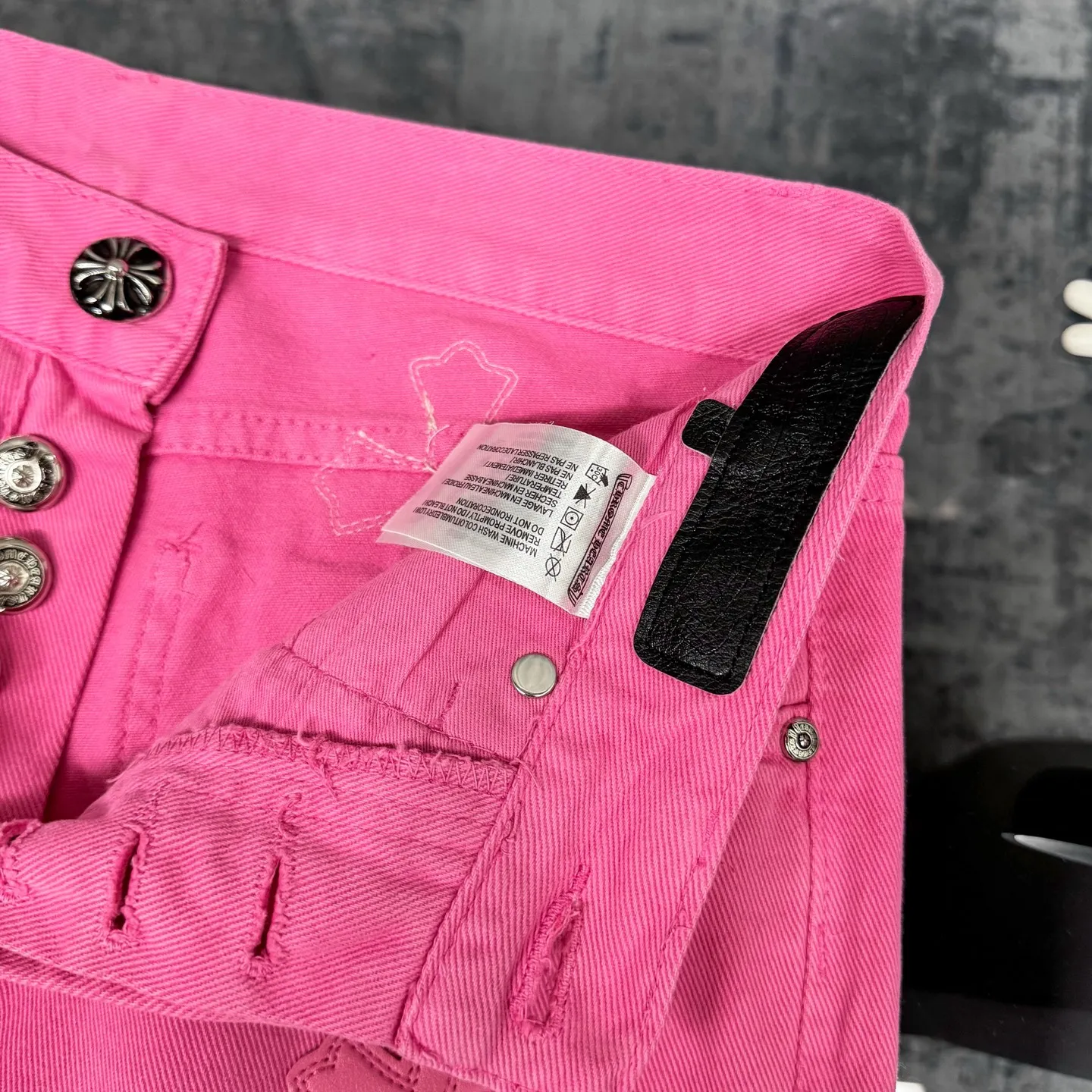 P260 Chrome hearts｜ch Chrome Hearts Limited Barbie Pink Leather Jeans for Girls - Charming dopamine personalized jeans, indispensable for fashionistas, the same model for celebrities, and one touted by many bloggers. This new pair of pants is perfect in terms of shape and upper body. It is no exaggeration to say that making a pair of jeans is equivalent to making 20 short-sleeved pieces. The fabric is made of high-quality imported denim. It has a unique high-end texture. I am very satisfied with it after washing and proofing several times.  Color: Barbie Pink Size: 28/30/32/34 Waist: 74/76/78/80 Pants Length: 101/102/103/104